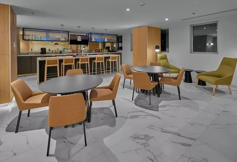 ホテル City Express Plus By Marriott Guadalajara Providencia