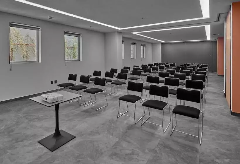 ホテル City Express Plus By Marriott Guadalajara Providencia