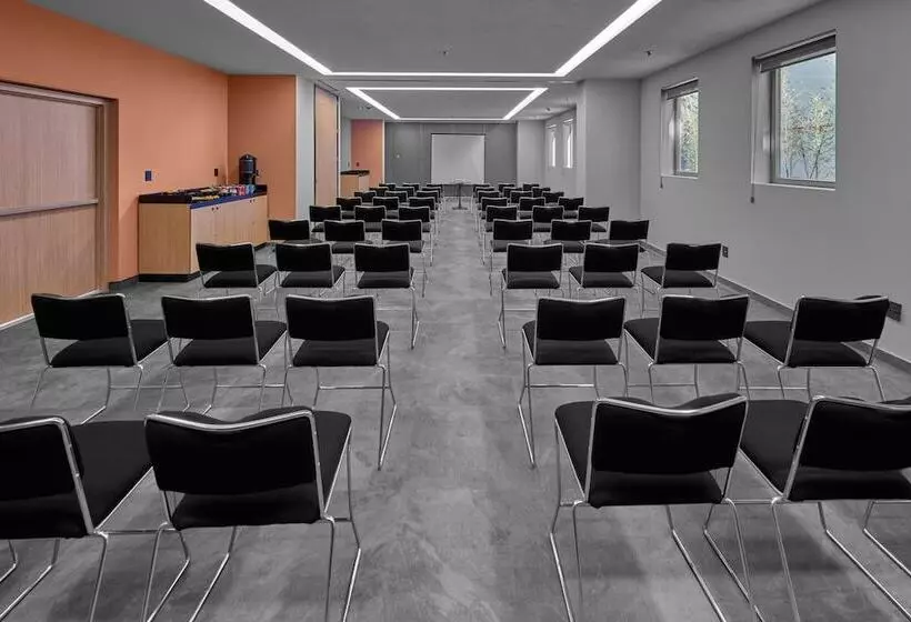 ホテル City Express Plus By Marriott Guadalajara Providencia