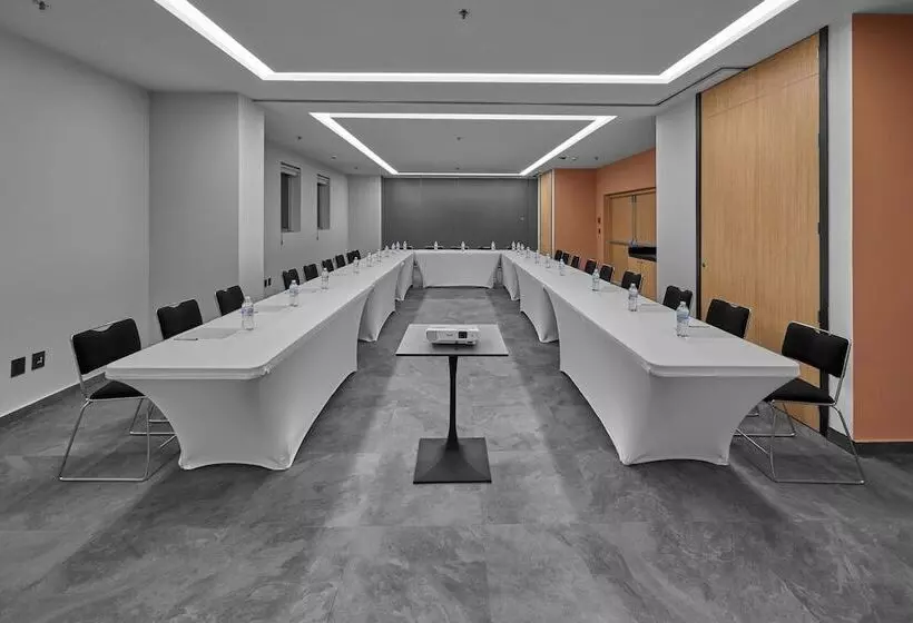 ホテル City Express Plus By Marriott Guadalajara Providencia