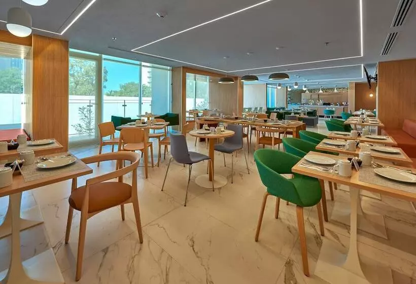 ホテル City Express Plus By Marriott Guadalajara Providencia