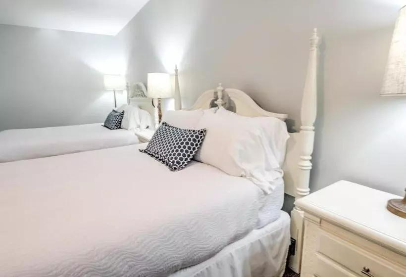 Hotelli East Shore Lodging