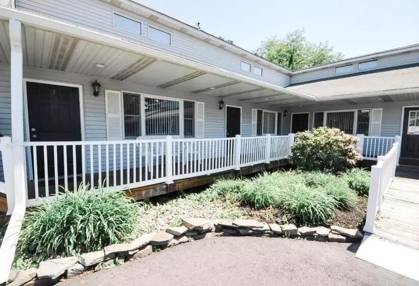 Hotelli East Shore Lodging