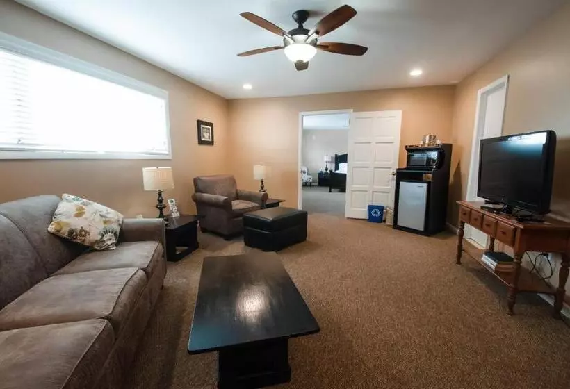 Hotelli East Shore Lodging