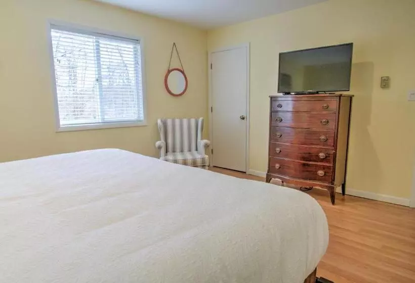 Hotelli East Shore Lodging