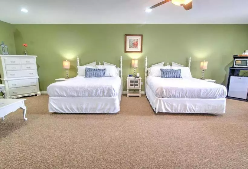 Hotelli East Shore Lodging