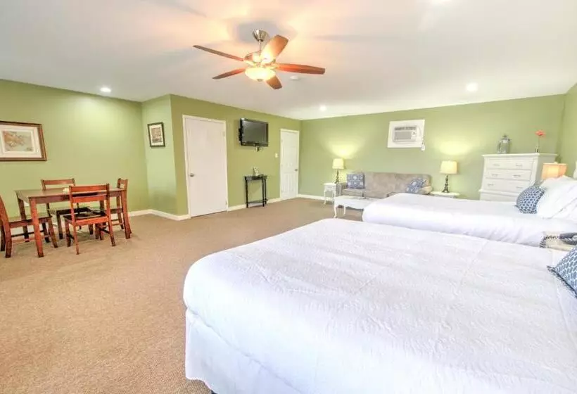 Hotelli East Shore Lodging