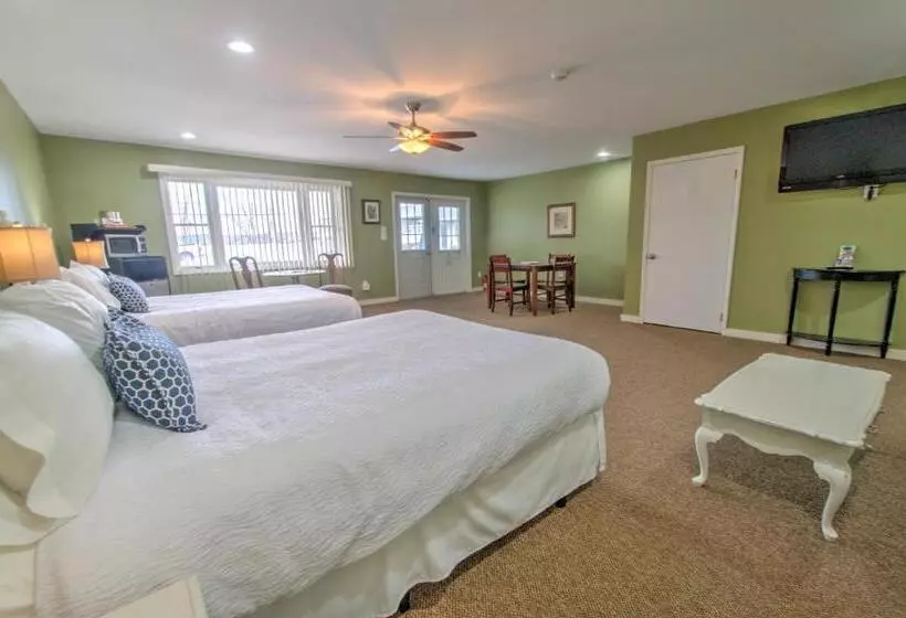 Hotelli East Shore Lodging