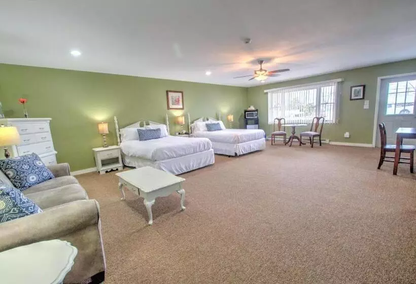 Hotelli East Shore Lodging