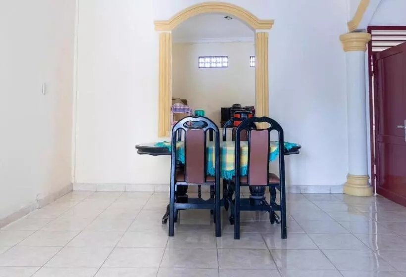 ホテル Reddoorz At Samuel Homestay Pematangsiantar