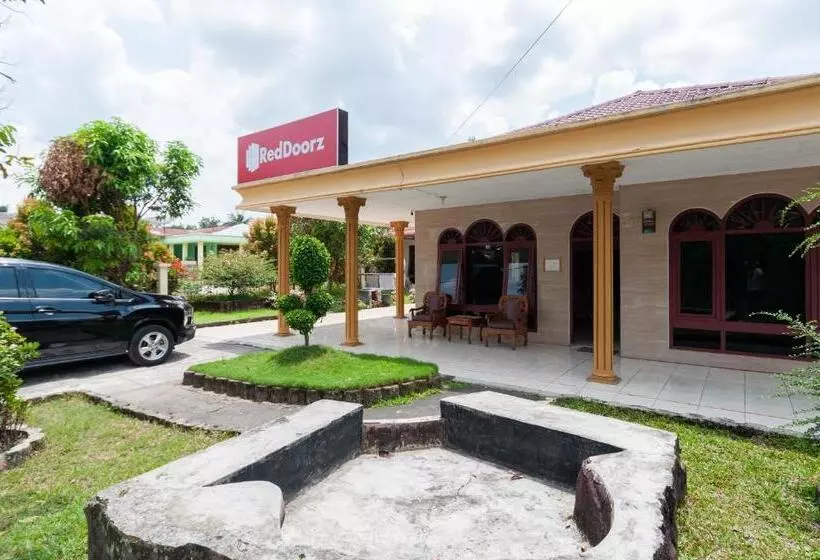 ホテル Reddoorz At Samuel Homestay Pematangsiantar