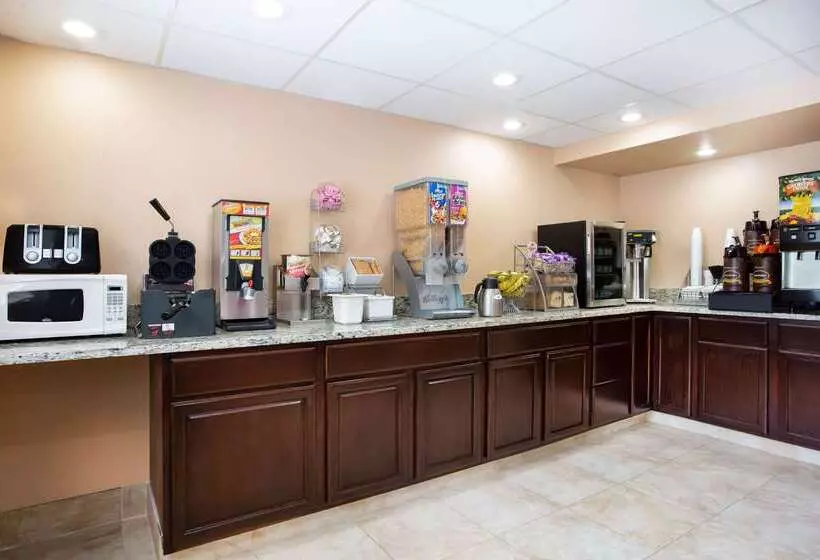 Отель Super 8 By Wyndham Chester/richmond Area