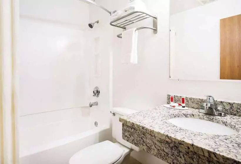 Отель Super 8 By Wyndham Chester/richmond Area