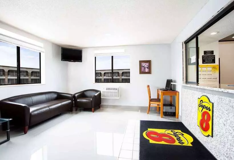 Отель Super 8 By Wyndham Chester/richmond Area