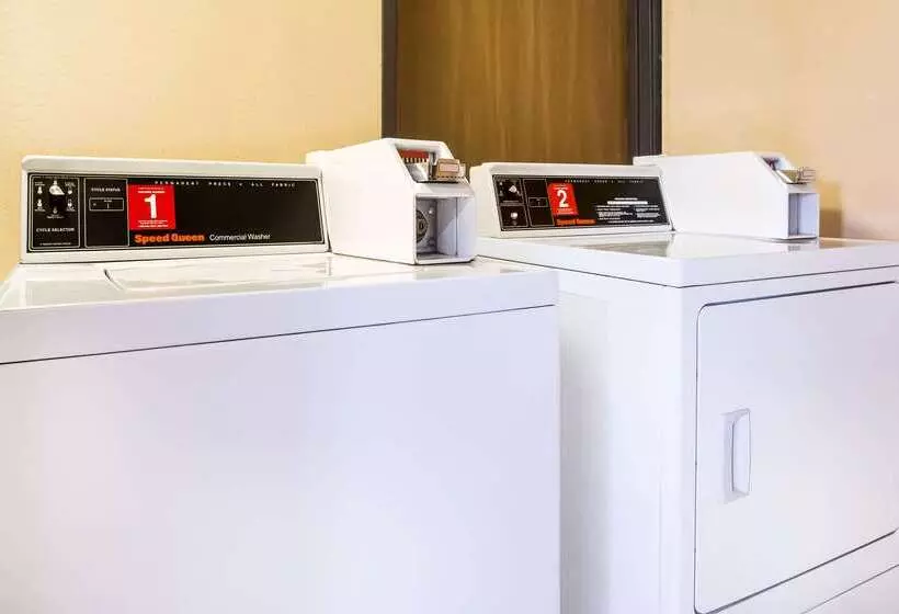 Отель Super 8 By Wyndham Chester/richmond Area