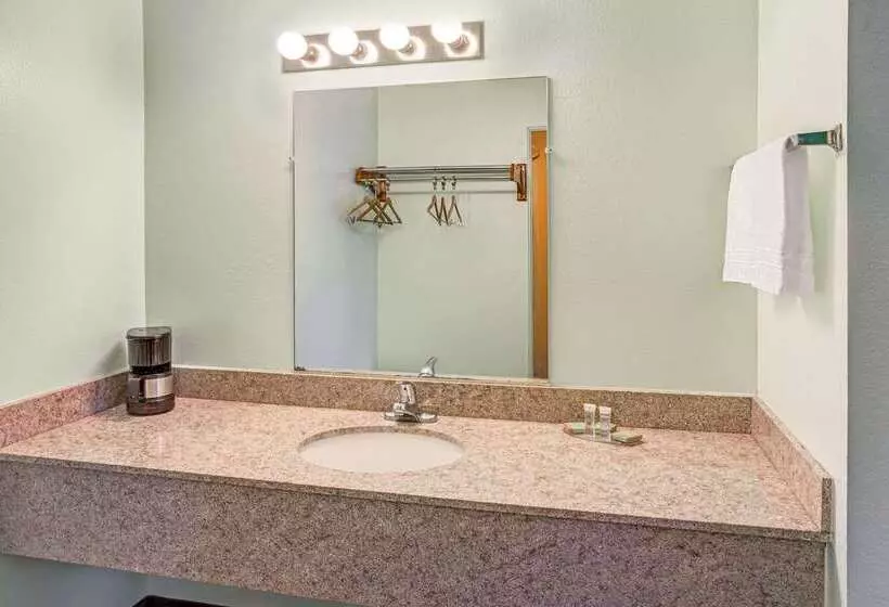 Отель Super 8 By Wyndham Yreka