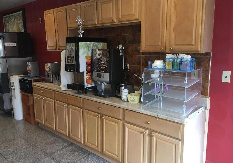 בית מלון כפרי Travelodge By Wyndham Bay Shore Long Island