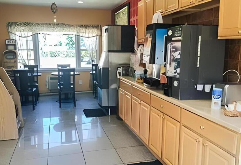 בית מלון כפרי Travelodge By Wyndham Bay Shore Long Island