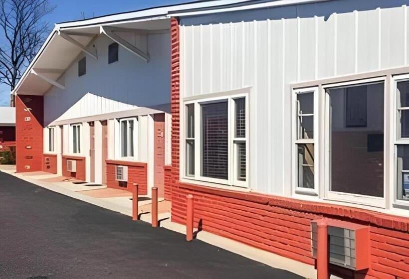 בית מלון כפרי Travelodge By Wyndham Bay Shore Long Island