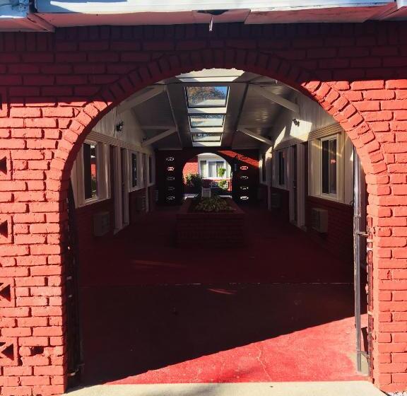 בית מלון כפרי Travelodge By Wyndham Bay Shore Long Island