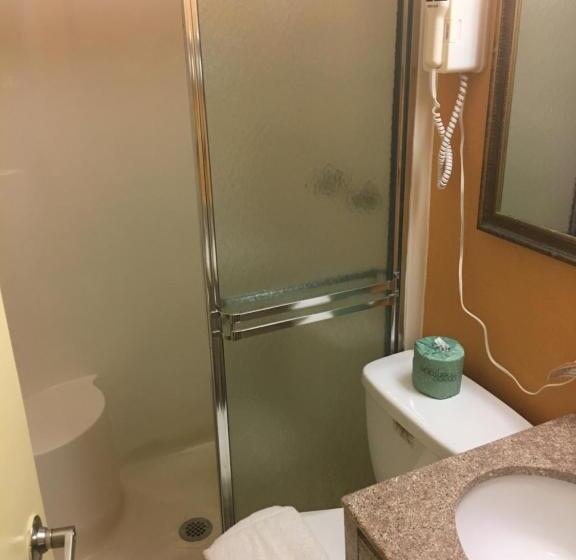 בית מלון כפרי Travelodge By Wyndham Bay Shore Long Island