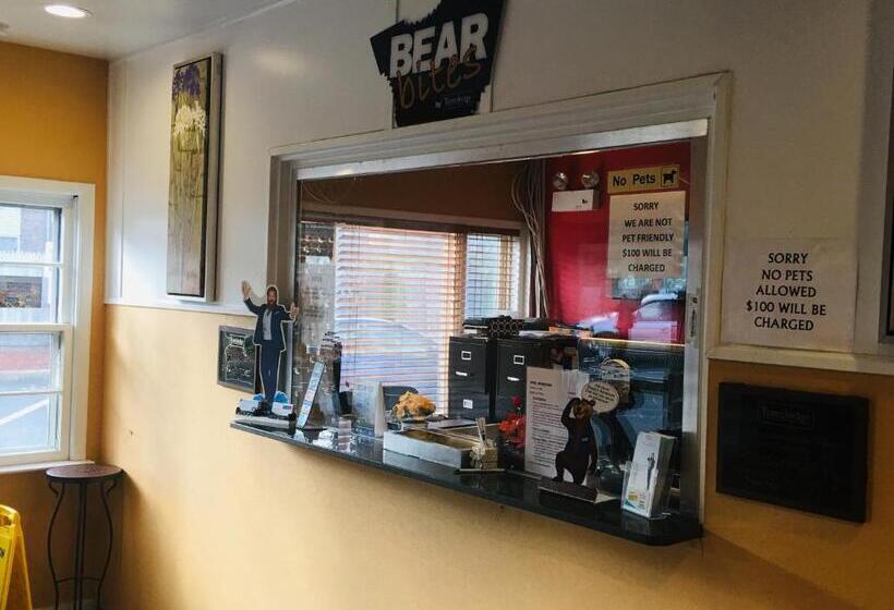 בית מלון כפרי Travelodge By Wyndham Bay Shore Long Island