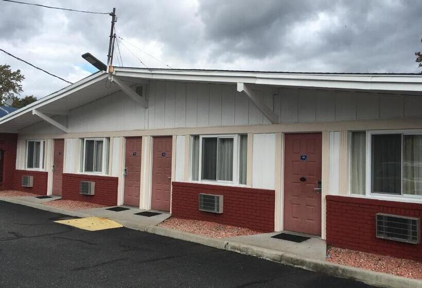 בית מלון כפרי Travelodge By Wyndham Bay Shore Long Island