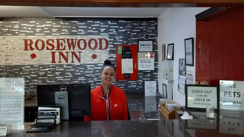 فندق على الطريق Rosewood Inn