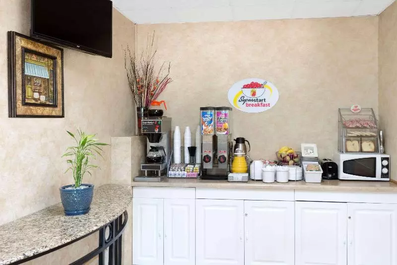 汽车旅馆  Super 8 By Wyndham Algona