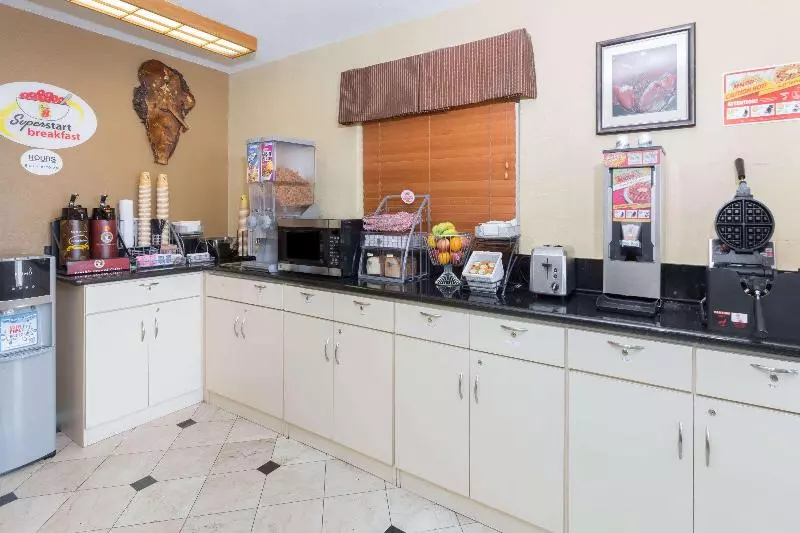 Мотель Super 8 By Wyndham Azusa