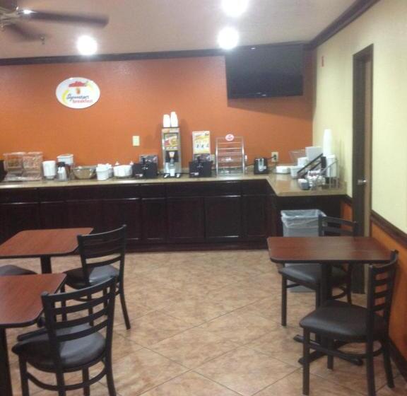 모텔 Super 8 By Wyndham Moriarty