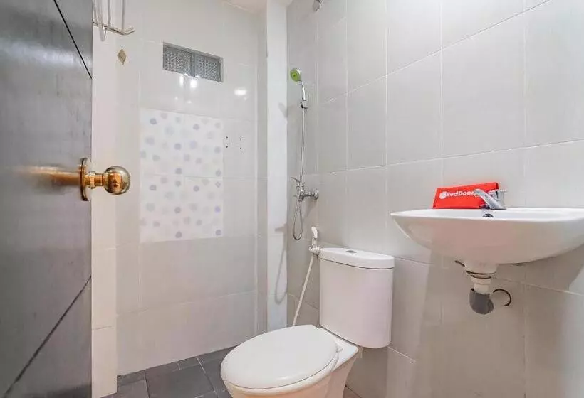 ペンション Reddoorz At Rajawali Km 5 Palangkaraya