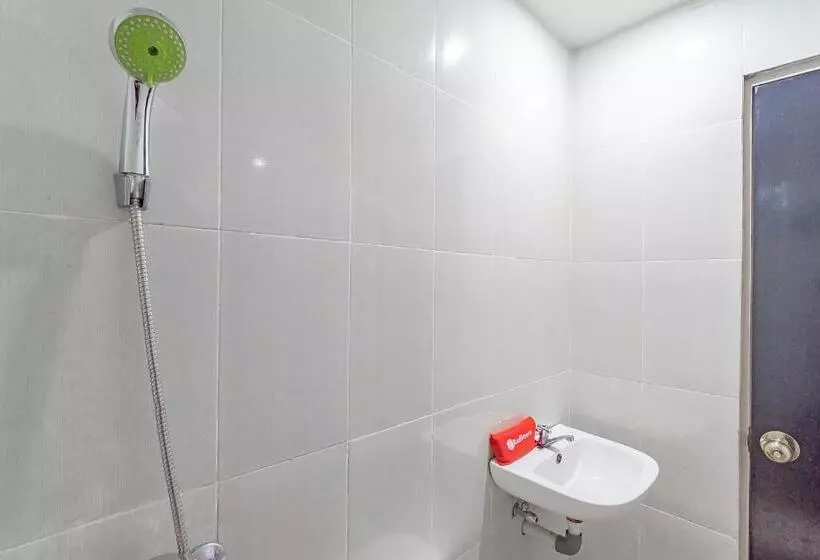 ペンション Reddoorz At Rajawali Km 5 Palangkaraya