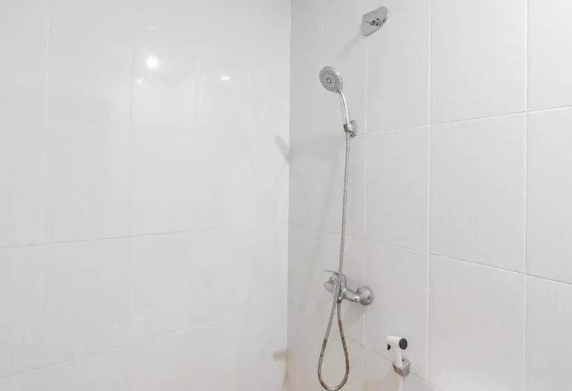 ペンション Reddoorz At Rajawali Km 5 Palangkaraya