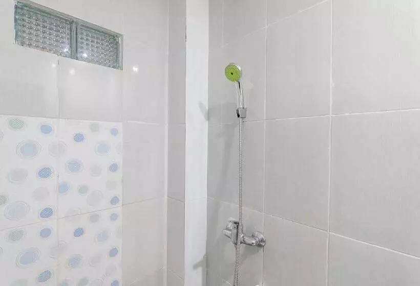 ペンション Reddoorz At Rajawali Km 5 Palangkaraya