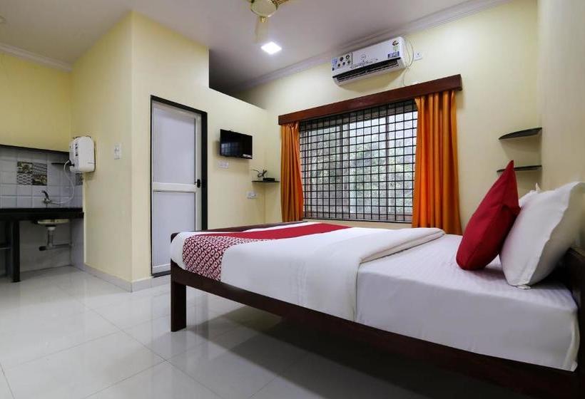 호텔 Oyo 47344 Morjim Palms Stays