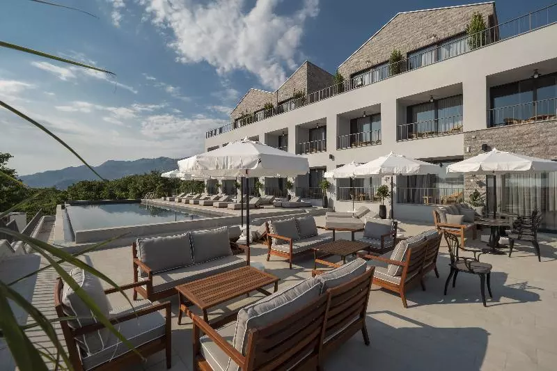 هتل Vivid Blue Serenity Resort