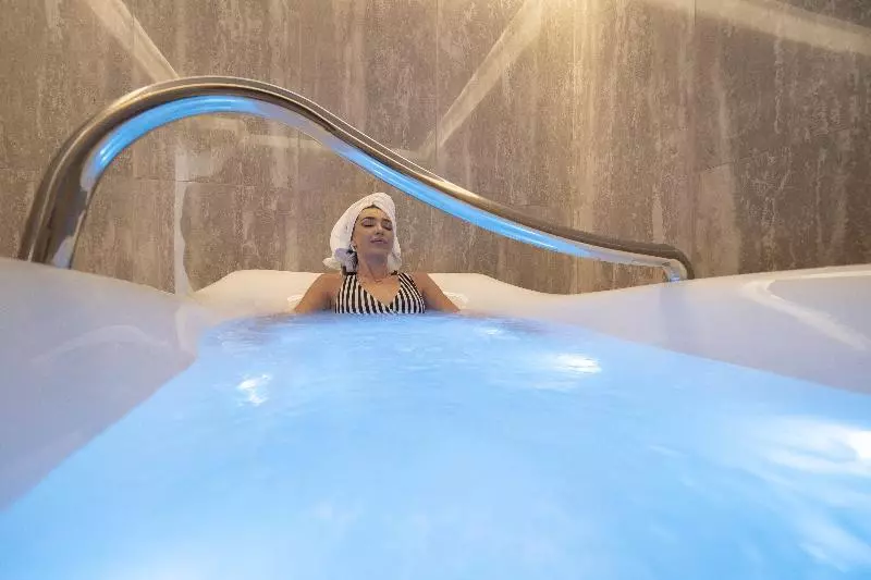هتل Vivid Blue Serenity Resort