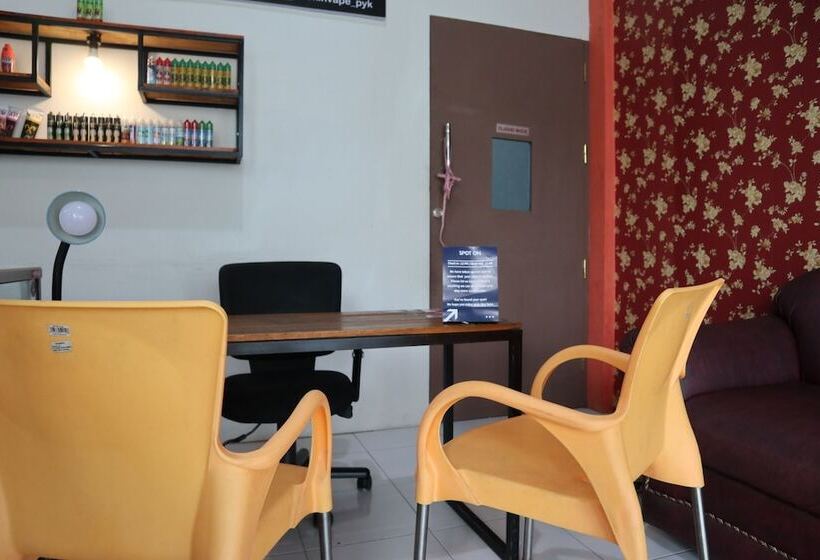 Spot On 1772 Hotel Penginapan Cemara Syariah