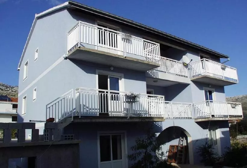 Apartments Jaki