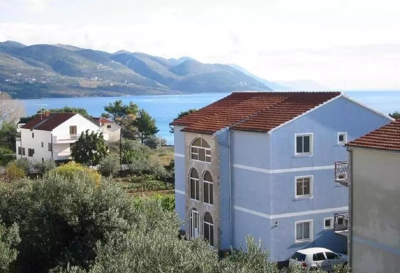 Apartments Jaki