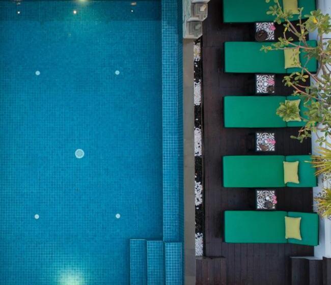 هتل People By The Community