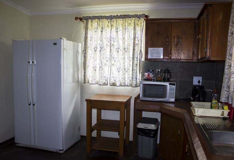 בית מלון כפרי Rain Farm Game Lodge