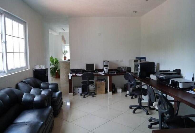 پانسیون Apartamentos Confortables  Aeropuerto