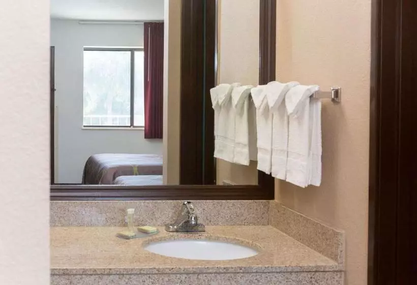 هتل Super 8 By Wyndham Naples