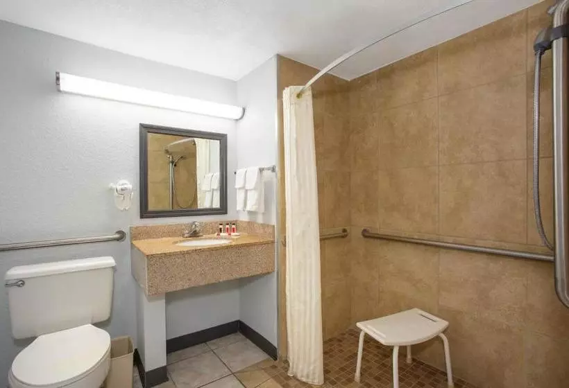 هتل Super 8 By Wyndham Naples