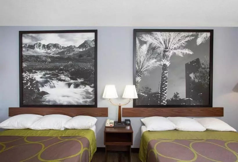 هتل Super 8 By Wyndham Naples