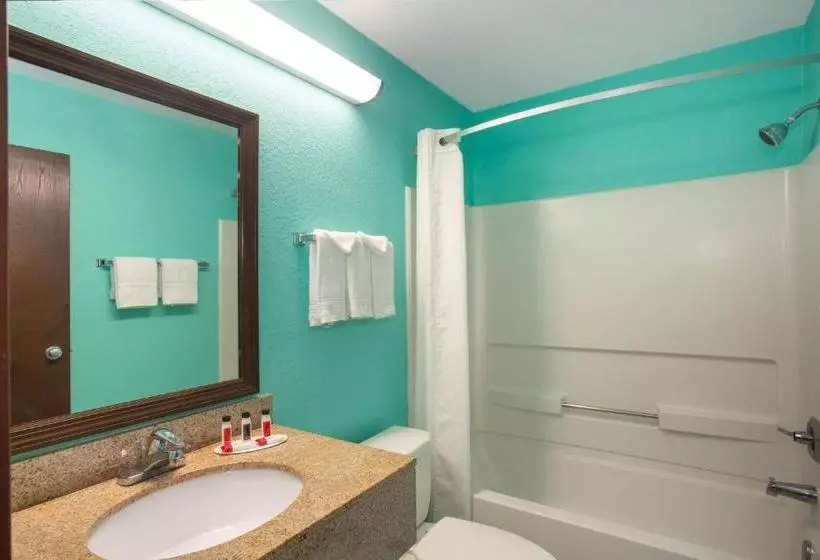 هتل Super 8 By Wyndham Naples