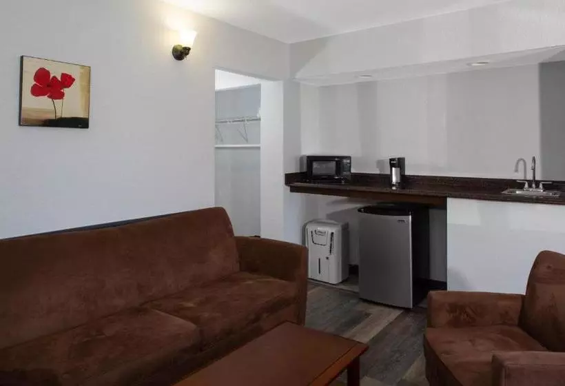 هتل Super 8 By Wyndham Naples