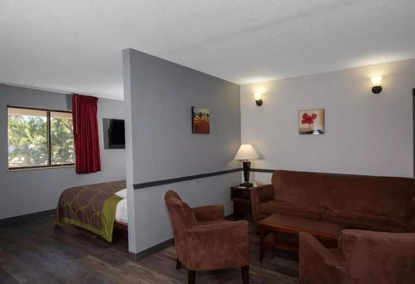 هتل Super 8 By Wyndham Naples